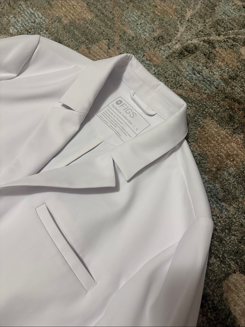 FIGS Women's Bellevue Short Slim Lab Coat NWOT - Picture 5 of 6